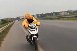 Clip: Hóa trang Tôn Ngộ Không 'làm xiếc' trên xe máy