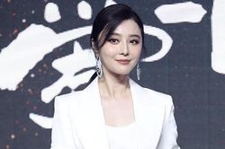 Dàn sao vướng ồn ào tình ái cùng xuất hiện trên thảm đỏ ở Bắc Kinh