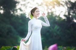 Ảnh Á khôi ĐH Khoa học Tự nhiên đẹp 'không tỳ vết' bên sen