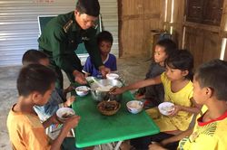 Khi những người lính làm 'bố nuôi'
