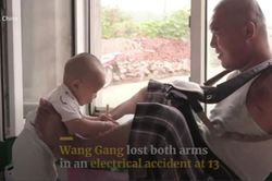Xúc động clip ông bố cụt 2 tay chăm con nhỏ