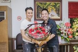Sau ồn ào ly hôn, diễn viên Việt Anh rạng rỡ chúc mừng ông bầu Quang Cường