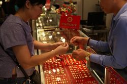 Cập nhật giá vàng ngày 29/7: Không chịu được sức ép, giá vàng thoái lui