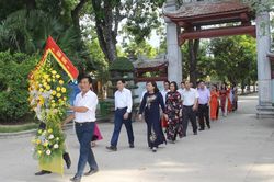 Ban Tuyên giáo Tỉnh ủy dâng hoa tưởng niệm Chủ tịch Hồ Chí Minh