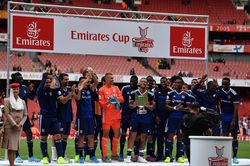 Arsenal ngậm ngùi nhìn Lyon nâng cúp ngay trên sân nhà