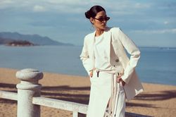 Á hậu Hoàng Thùy tạo dáng 'cực ngầu' bên bờ biển Nha Trang