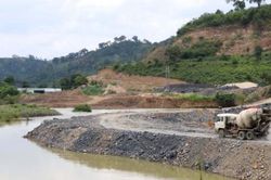 Nạo vét thi công thủy điện, cả trăm ha lúa thiếu nước