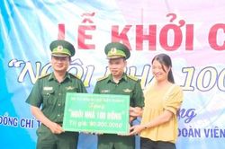 Chính trị - Xã hội An sinh xã hội Trao tặng kinh phí hỗ trợ 'Ngôi nhà 100 đồng'