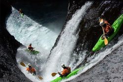 'Họng của quỷ dữ' nuốt chửng người trượt thác ở Chile