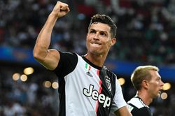Ronaldo khiến cô gái Hàn Quốc phí cả tháng tiền lương