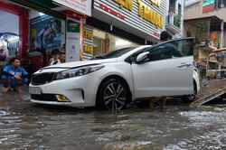 Xe chết máy hàng loạt sau mưa lớn