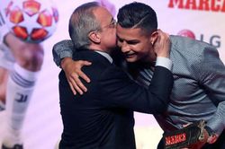Chủ tịch Perez tặng danh hiệu, ôm thân thiết Ronaldo, fan đòi Real vung tiền mua lại