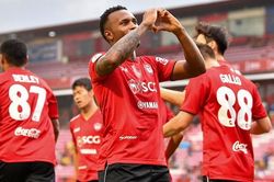 Văn Lâm hóa 'người nhện', Muangthong hồi sinh thần kỳ