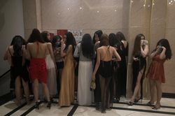 Đột kích hàng loạt tụ điểm ăn chơi có tiếng ở TPHCM, phát hiện nữ tiếp viên 13 tuổi