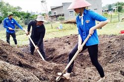 Cưỡi công nông đi giúp dân cứu rẫy cà phê