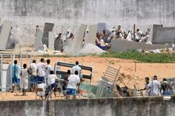 Băng đảng hỗn chiến tại nhà tù Brazil, hàng chục người bị chặt đầu