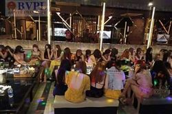 Nữ tiếp viên 13 tuổi sẵn sàng chiều khách 'từ A - Z'