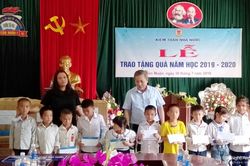 Kiểm toán Nhà nước tặng quà học sinh nghèo ở Quế Phong