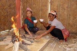 Bà con Đan Lai ở Nghệ An phấn khởi nhóm lửa, nhập trạch ở khu tái định cư mới