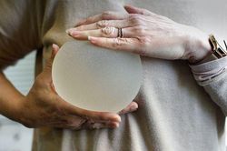 Sự thật về vụ người phụ nữ phải cấp cứu 'do vỡ túi nâng ngực' trên máy bay