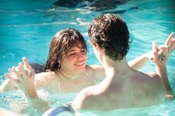 Dù khẳng định là bạn bè nhưng Shawn Mendes và Camila Cabello lại tiếp tục bị bắt gặp hôn nhau
