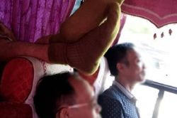 Bàn chân 'hư đốn' của người đàn ông ngồi ghế sau gác trên đầu 2 vị khách lớn tuổi khiến nhiều người bức xúc