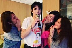 Lâm Tâm Như tụ họp cùng với bạn thân Thư Kỳ, trở thành 'fan girl' lắng nghe Tiêu Kính Đằng hát