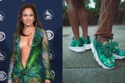 Chiếc đầm Versace xẻ tứ bề kinh điển của Jennifer Lopez 'tái sản xuất' thành đôi sneaker