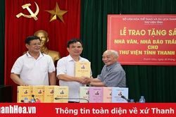 Nhà văn, nhà báo Trần Hiệp trao tặng tổng tập văn xuôi cho Thư viện tỉnh