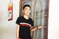 Một thiếu niên khuyết tật mắc bệnh hiểm nghèo