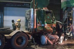 Xe đầu kéo lao vào ngân hàng, tông sập tường nhà dân