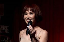 Uyên Linh tái xuất, khán giả đội mưa đến cổ vũ