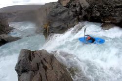 Mạo hiểm bơi thuyền vượt thác cao 20 m chảy xiết ở Iceland
