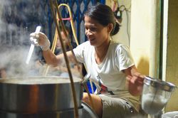 Gánh phở bò sốt vang 30 năm chỉ bán từ 3h sáng