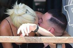 Lady Gaga công khai khóa môi trai lạ sau tin đồn yêu Bradley Cooper
