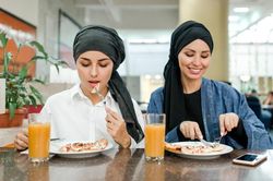 Nhà hàng xứ siêu giàu Dubai miễn phí đồ ăn cho khách không có tiền