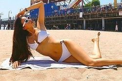 Phạm Hương diện áo tắm, trổ tài catwalk gợi cảm trong phòng thay đồ