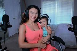 Cho con bú khi 'lên sóng', streamer bị quy kết làm trò gợi dục