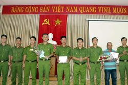 Khen thưởng lực lượng bắt giữ đối tượng trốn lệnh truy nã đặc biệt