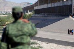 Mexico: Lượng người di cư tới biên giới Mỹ giảm 40%
