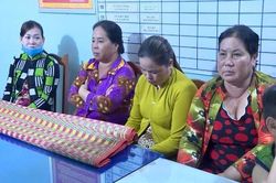 Đánh sập sòng bài tứ sắc, tạm giữ 8 'quý bà'