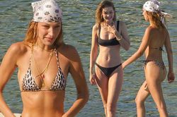 Chị em Gigi và Bella Hadid tiếp tục 'thiêu đốt' bãi biển với bikini sexy