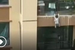 Video bé ba tuổi 'bay' từ tầng 6 xuống đất