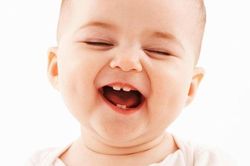 Bỏ túi ngay 4 mẹo dân gian đơn giản giúp trẻ mọc răng không bị sốt