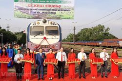 Đường sắt chạy thêm đoàn tàu container nhanh hành trình 40 tiếng