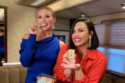 Demi Lovato chính thức tái xuất sau tuyên bố ở ẩn với vai trò… khán giả gameshow hẹn hò