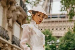 Hoàng Oanh xinh đẹp rạng rỡ, mang nón lá Việt xuống phố giữa trời Tây