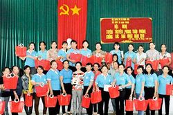 Hội Phụ nữ xã Ninh Trung: Tặng 100 giỏ nhựa cho hội viên