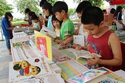 'Hội sách nửa giá' thu hút độc giả mọi lứa tuổi