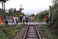 Cố tình vượt rào chắn đường sắt, người phụ nữ bị tàu tông chết